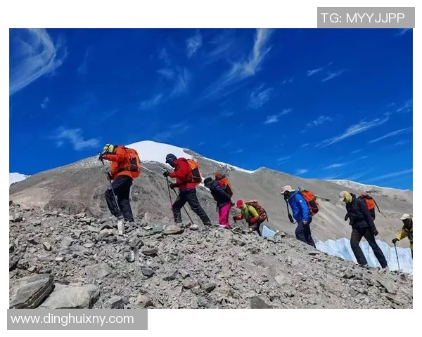 中国登山队挑战喜马拉雅新线路，全员成功登顶